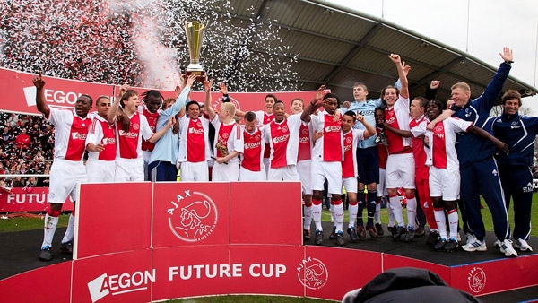 180490_Ajax B1 klaar voor AEGON Future Cup_600x338